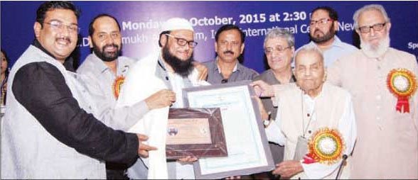 Mahbubul Hoque received Aligarh Movement Award 2015