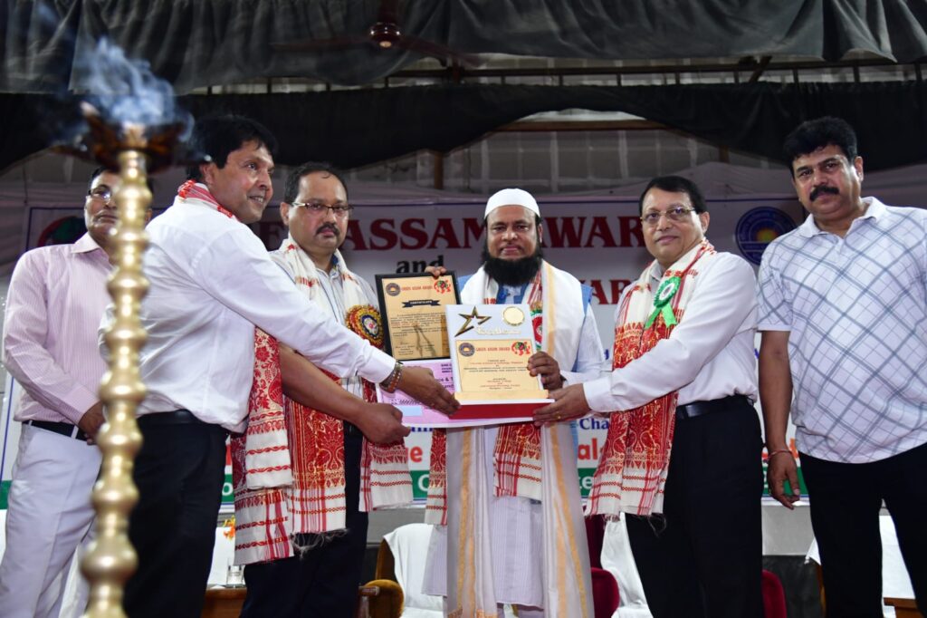 M Hoque receiving Green Assam Award